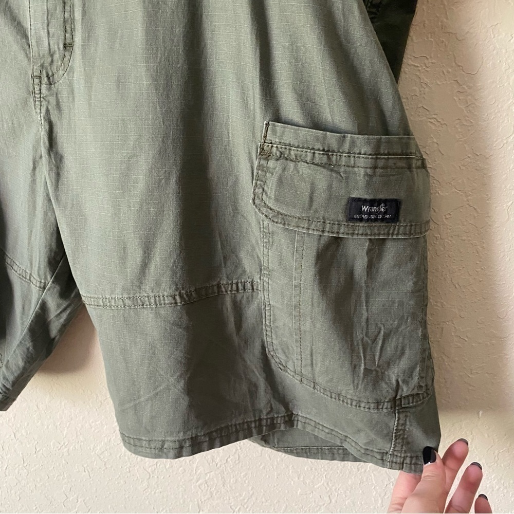 Wrangler | Men's Relaxed Fit Camo Green Cargo Shorts Stretch 10" Inseam Size 46 - Picture 4 of 7
